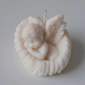 ingeras dormind lumanare